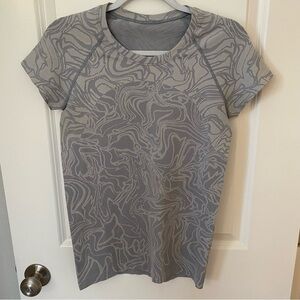 Lululemon Women’s 6 Gray Marble Short Sleeve Swiftly Tech 2.0